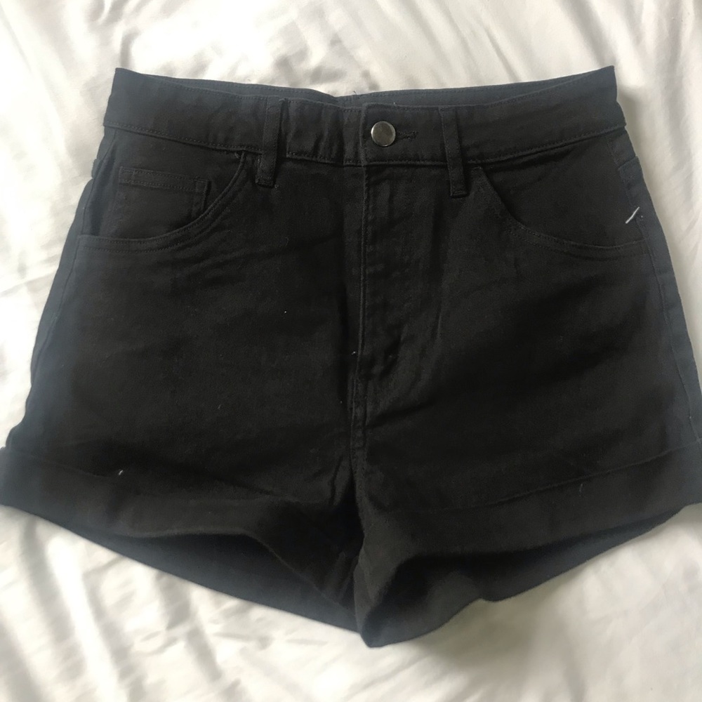 SOLD Black midwaist shorts